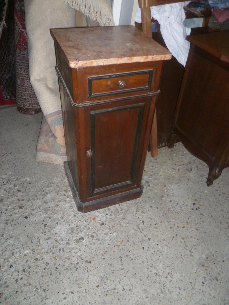 OUD NACHTKASTJE MET MARMER, Ophalen