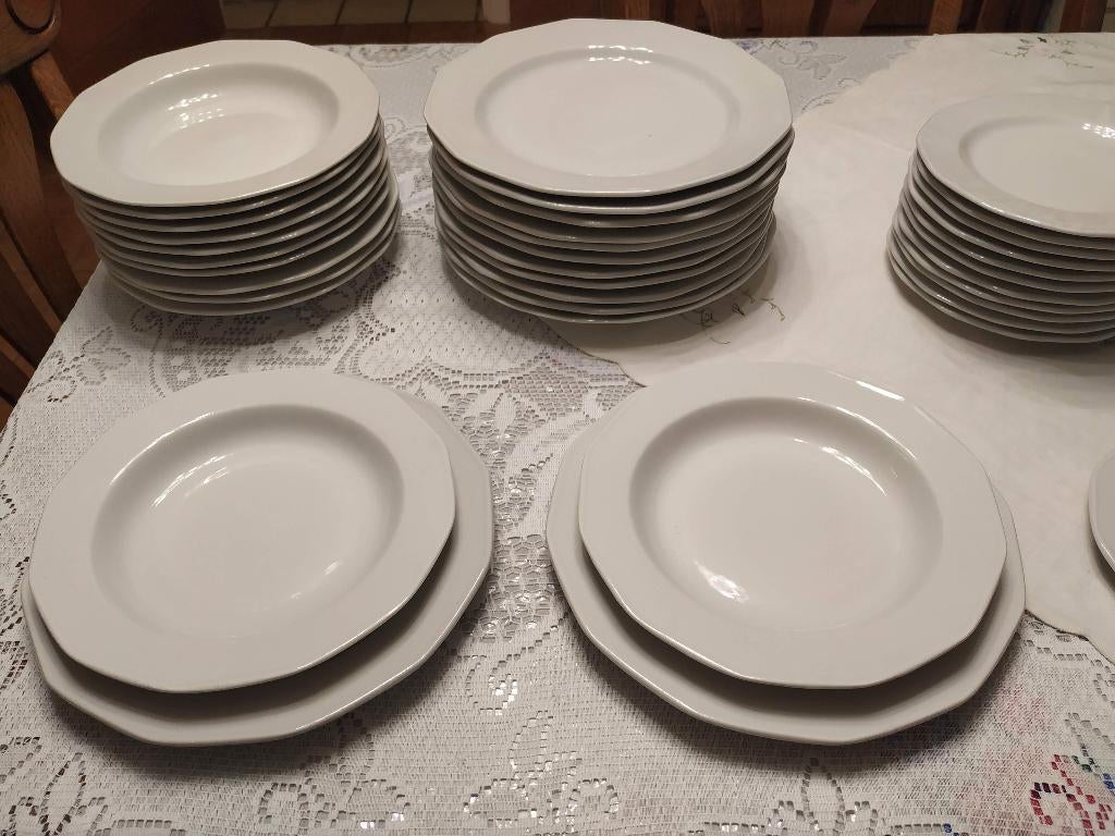 nieuw mooi hoogwaardig porselein wit hoekig Lubiana servies, Huis en Inrichting, Keuken | Servies, Nieuw, Bord(en), Porselein