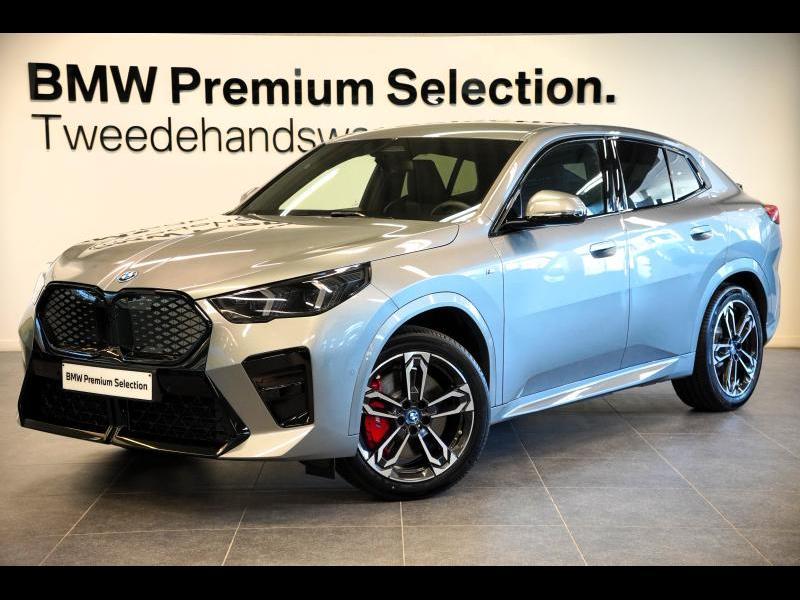 BMW iX2 M PACK PRO TREKHAAK CAMERA M REMMEN, Auto's, BMW, Automaat, X2, Zwart, Parkeersensor