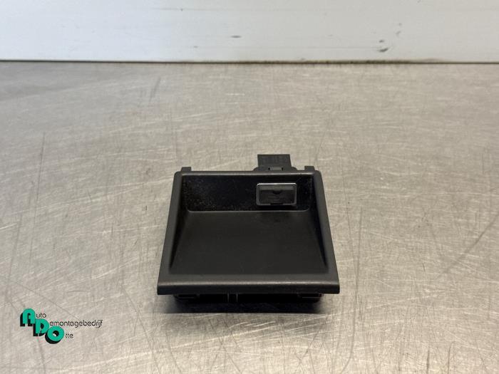 Connexion USB d'un Volvo V40 (V40 12-), -, 3 mois de garantie, -, -