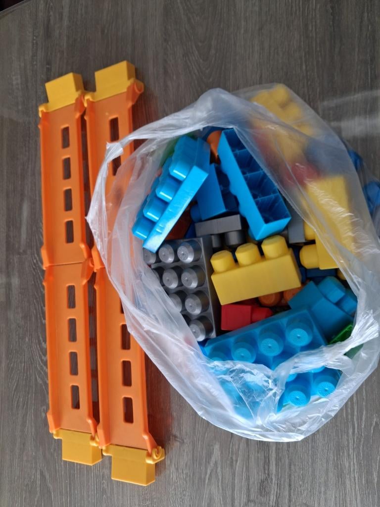 40 Megabloks + 2 bruggen Megabloks, Kinderen en Baby's, Speelgoed | Bouwstenen, Ophalen of Verzenden, Gebruikt, Megabloks