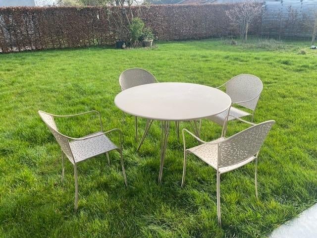 Fermob “Rendez-Vous” tuinset – ronde tafel + 4 stoelen, Jardin & Terrasse, Chaise, Salons de jardin, Aluminium, Utilisé