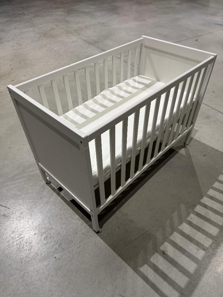 Toonzaalmodel: Babybed wit met matras en matrasbeschermer, Ophalen, Zo goed als nieuw, Minder dan 140 cm, Matras