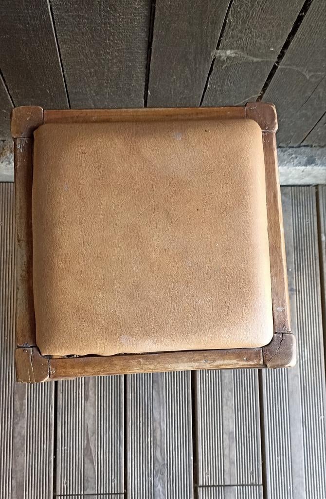 Ancien tabouret marron, Enlèvement