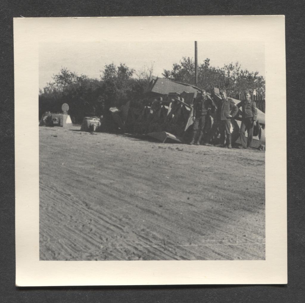 Duitse soldaten bij vernietigde Russische tanks met afgescho, Verzenden, Landmacht, Foto of Poster
