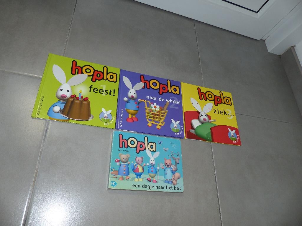 Hopla pakketje met 4 boekjes - prima en nette staat, Ophalen of Verzenden, Gelezen