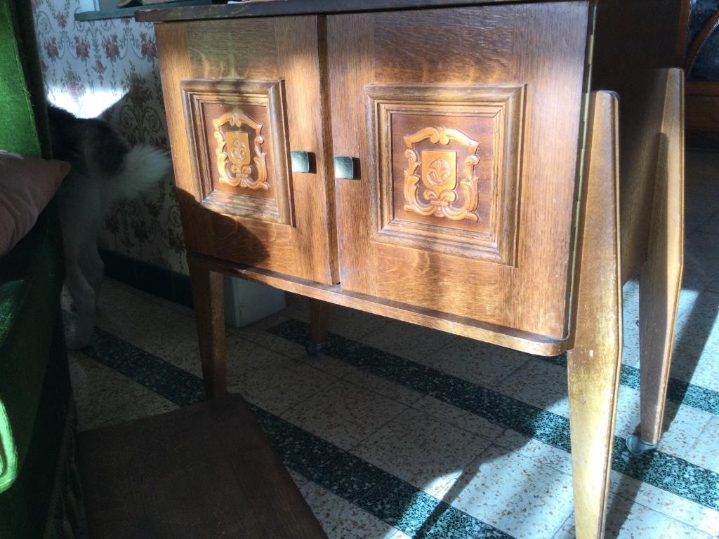 Ancienne table TV, Maison & Meubles, Armoires | Mobilier de télévision, Utilisé, Moins de 100 cm, 50 à 100 cm, 25 à 50 cm, Autres essences de bois