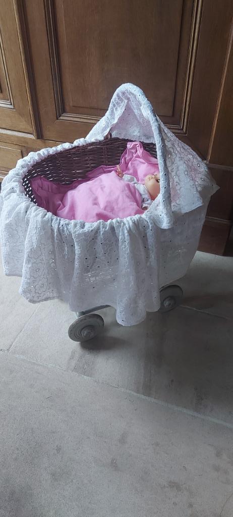 poppenwiegje   in riet  met popje, Kinderen en Baby's, Speelgoed | Poppen, Ophalen, Gebruikt, Overige typen