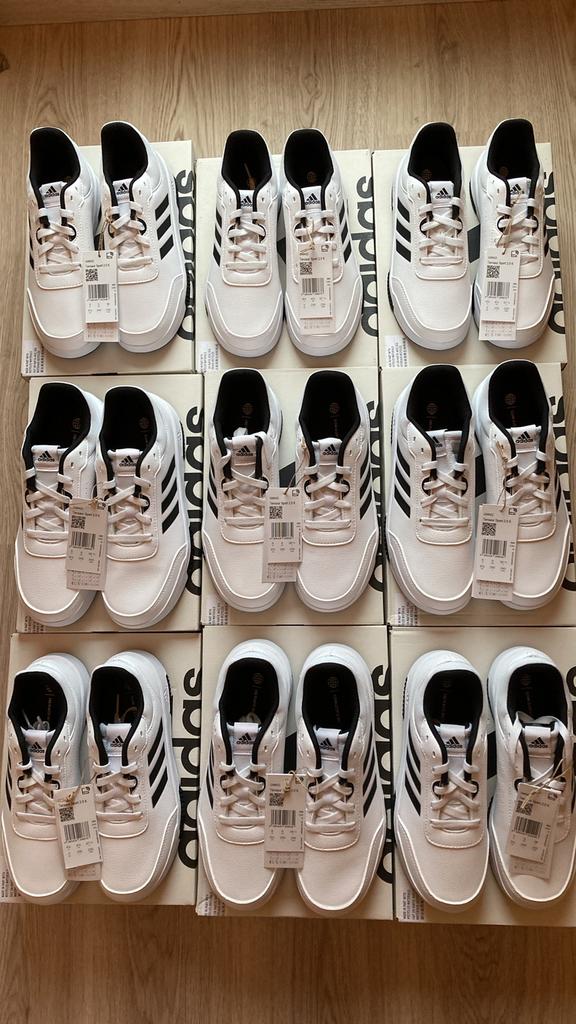 Lot 9 paires baskets Adidas/ Articles neufs/ Valeur: €360, Enlèvement, Neuf