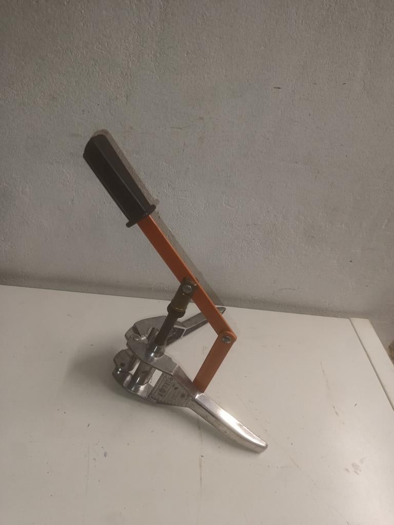 Outil pour enfoncer les bouchons sur une bouteille, Enlèvement