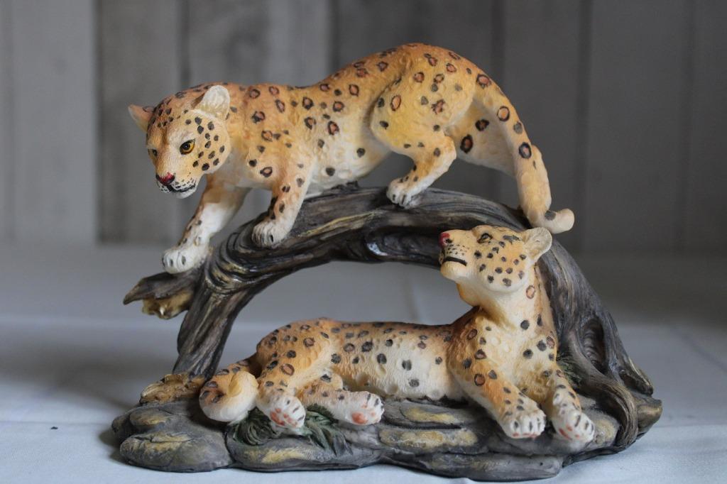 2 luipaarden met boomstronk  17 x 8 cm hoogte 13 cm, Ophalen of Verzenden, Zo goed als nieuw, Dier