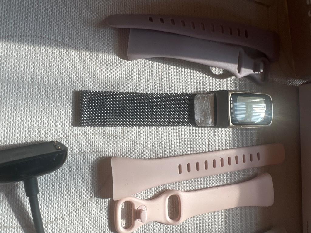 Fitbit charge 5 met assortiment bandjes, Bijoux, Sacs & Beauté, Trackers d'activité, Étanche, Comme neuf, Enlèvement, Fitbit