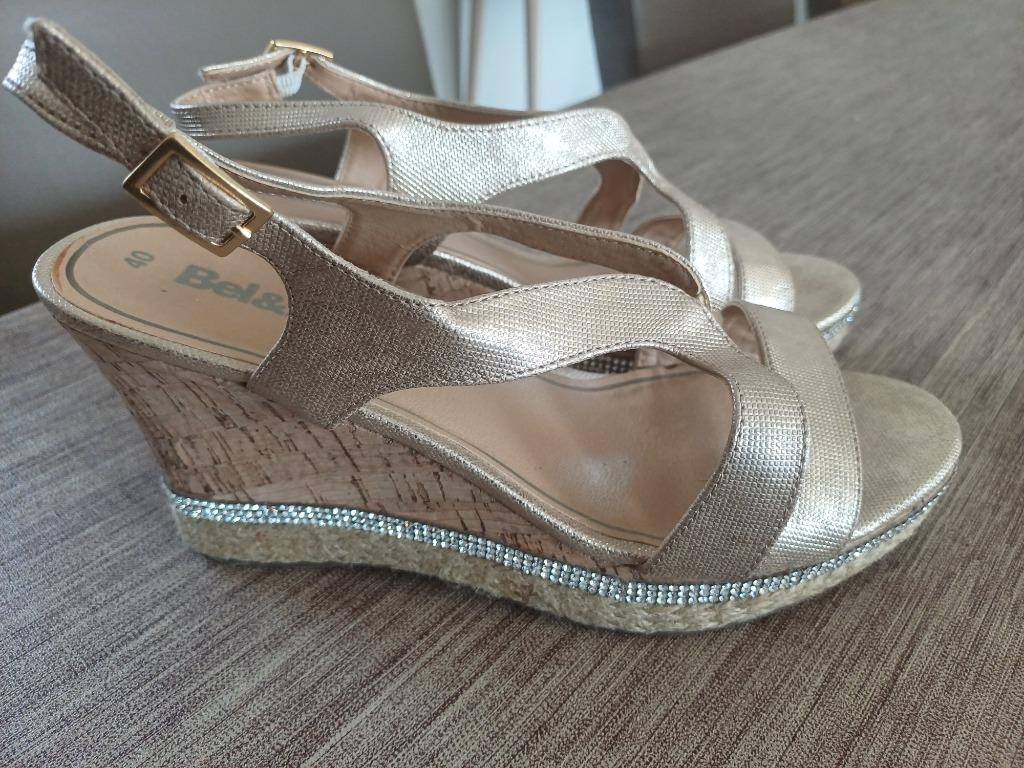 goudkleurige sandaal met sleehak afwerking steentjes maat 39, Ophalen, Zo goed als nieuw, Overige kleuren