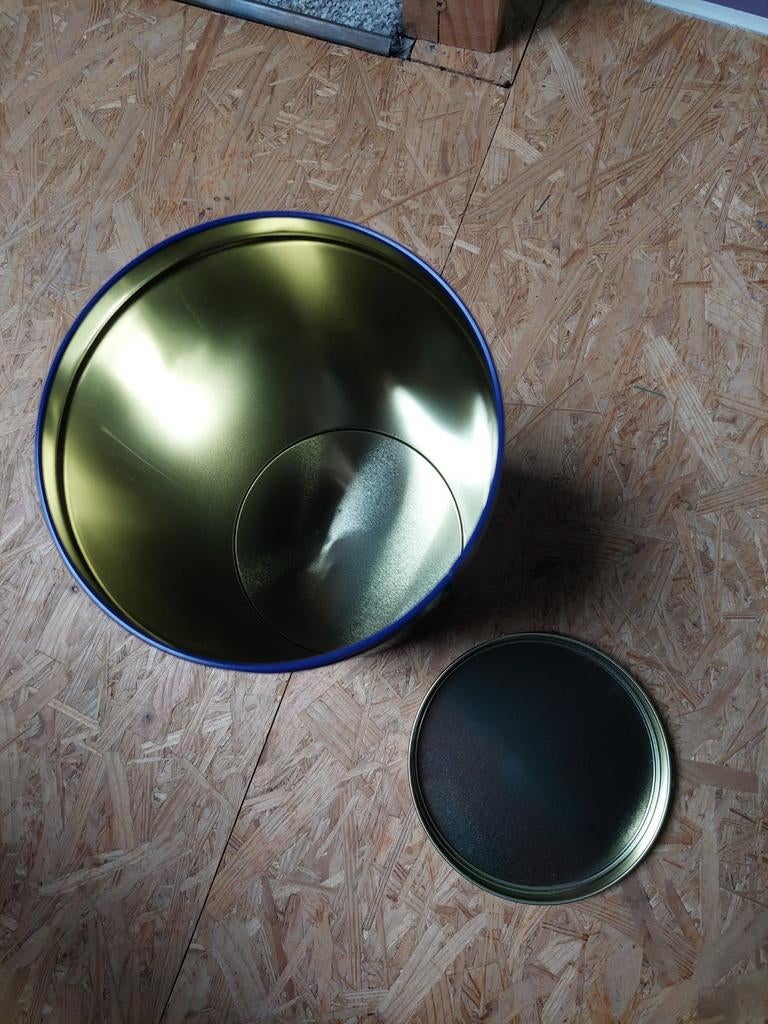 BOÎTE EN FER-BLANC, Collections, Enlèvement