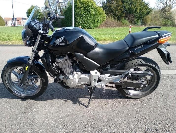 Honda CB500F PC39 uit het jaar 2005, 2 cilinders, Sportuitlaat, Motorrijbewijs A, Particulier
