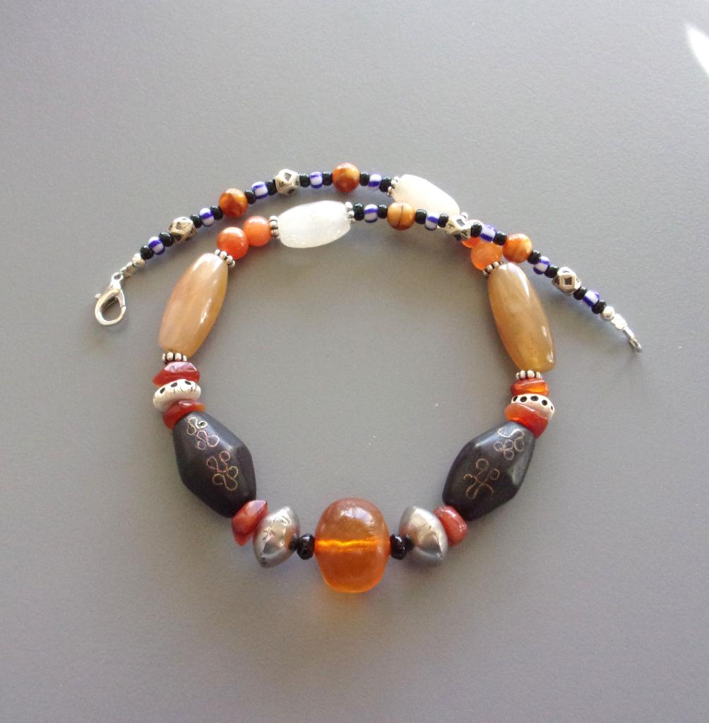 Afrikaanse ketting in zwart en amber agaat en Toeareg kralen, Handtassen en Accessoires, Kettingen, Nieuw, Steen of Mineraal, Oranje