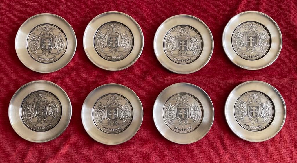 Acht (8) tinnen schoteltjes met wapenschild van Roeselare, Ophalen