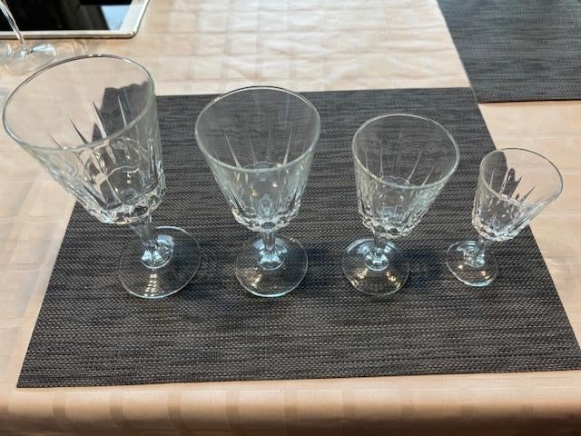 Ensemble de verres à vin et à eau, Antiquités & Art, Enlèvement