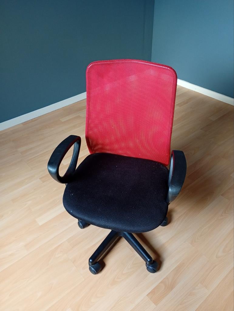 Drie bureaustoelen, Ophalen, Rood