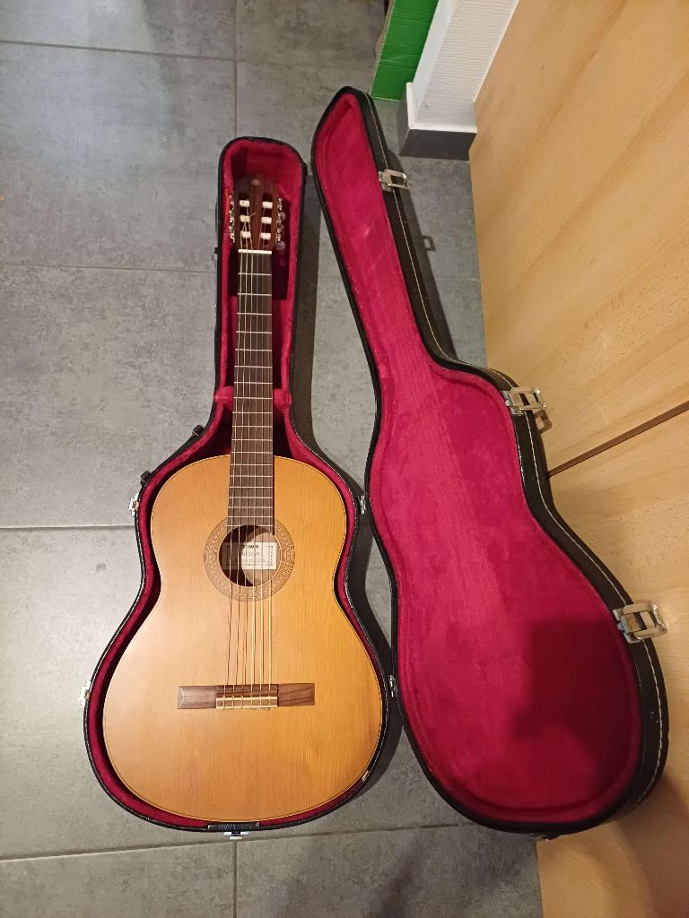 Classic guitar YAMAHA + HARD CASE, Muziek en Instrumenten, Ophalen, Zo goed als nieuw, Klassieke of Spaanse gitaar, Met koffer