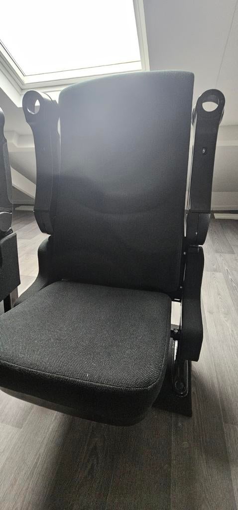 2 Cinemastoelen, Enlèvement