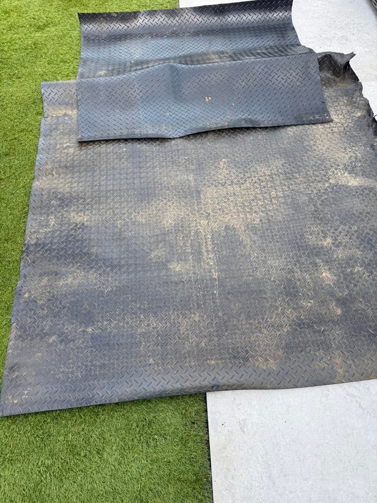 2rubbermattenIdeaal bescherming auto, camionnet,in tuinhuis, Bricolage & Construction, Dalles & Carrelages, Enlèvement, Utilisé