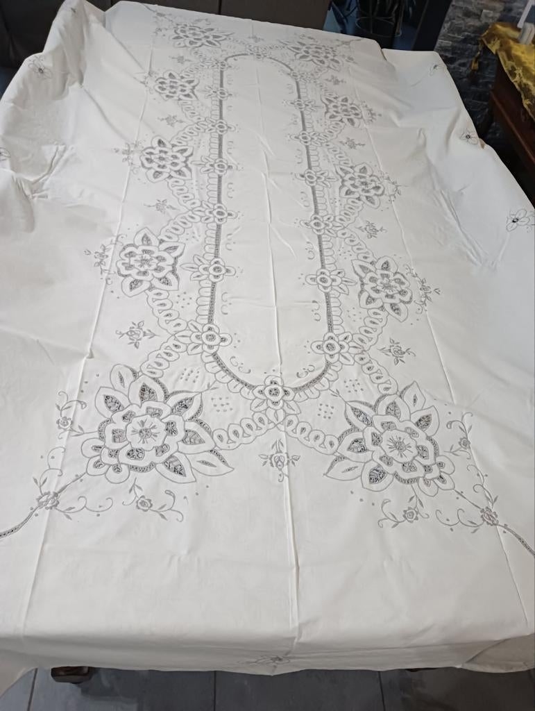 Nappe brodée neuve, Enlèvement