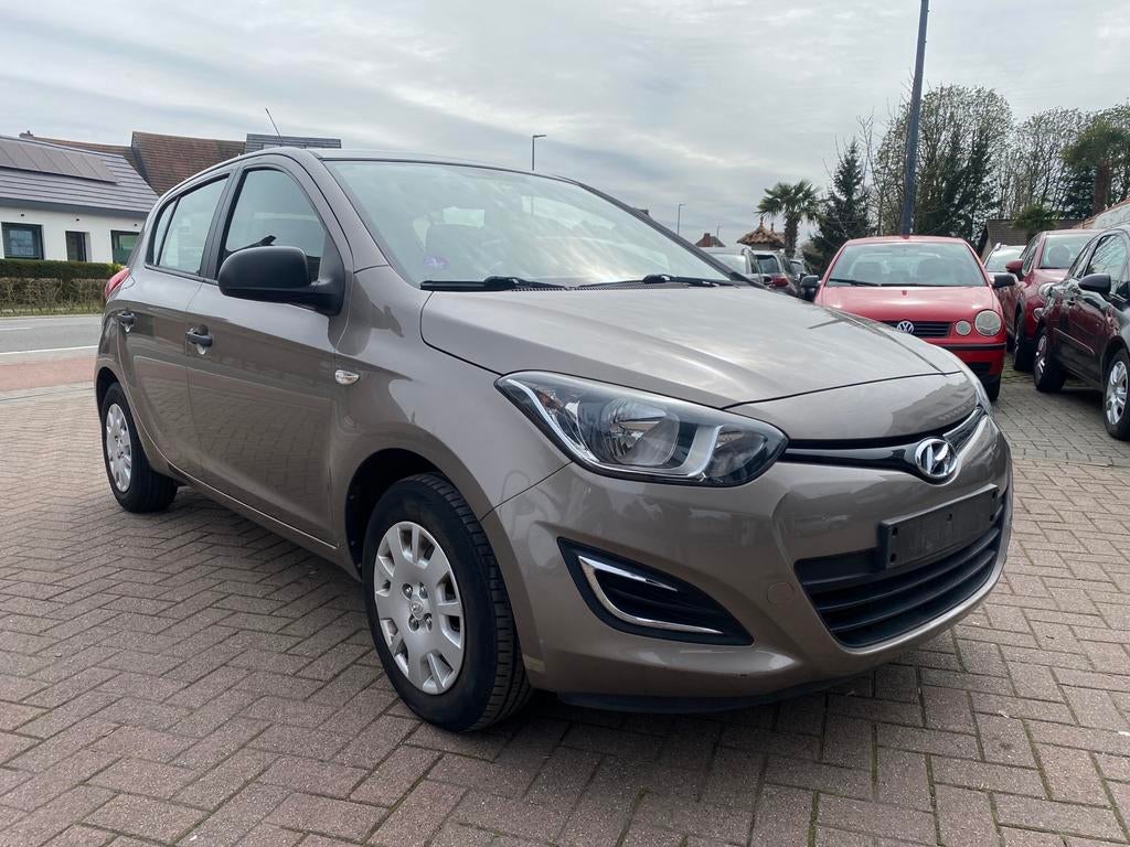 Hyundai i20 1.2 - BENZINE - VOORCAMERA - 110.000km - 2013, Auto's, Hyundai, Stof, Bruin, 1198 cc, Bedrijf