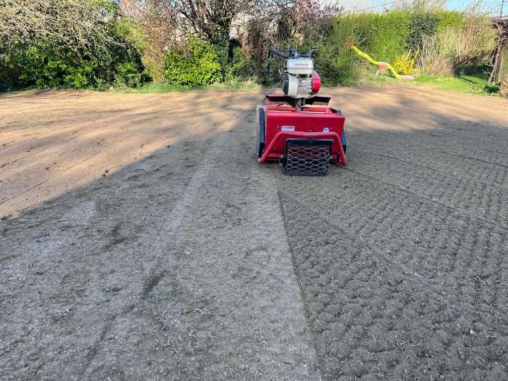 Engazonneuse / préparateur pelouse YVMO, Ophalen, Zo goed als nieuw, 20 m² of meer, Gras