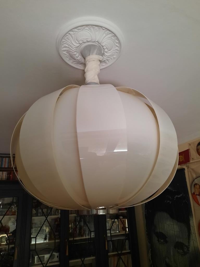 Oude antieke plastieken plafondlamp, Ophalen