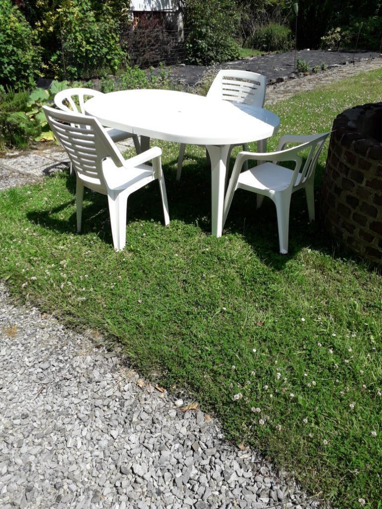 TABLE DE JARDIN robuste pvc blanc et 4 chaises+socle parasol, Enlèvement, Comme neuf