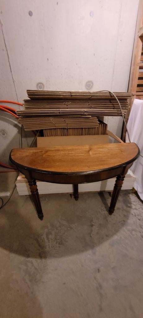 2 oude dezelfde half ronde tafeltjes, Ophalen