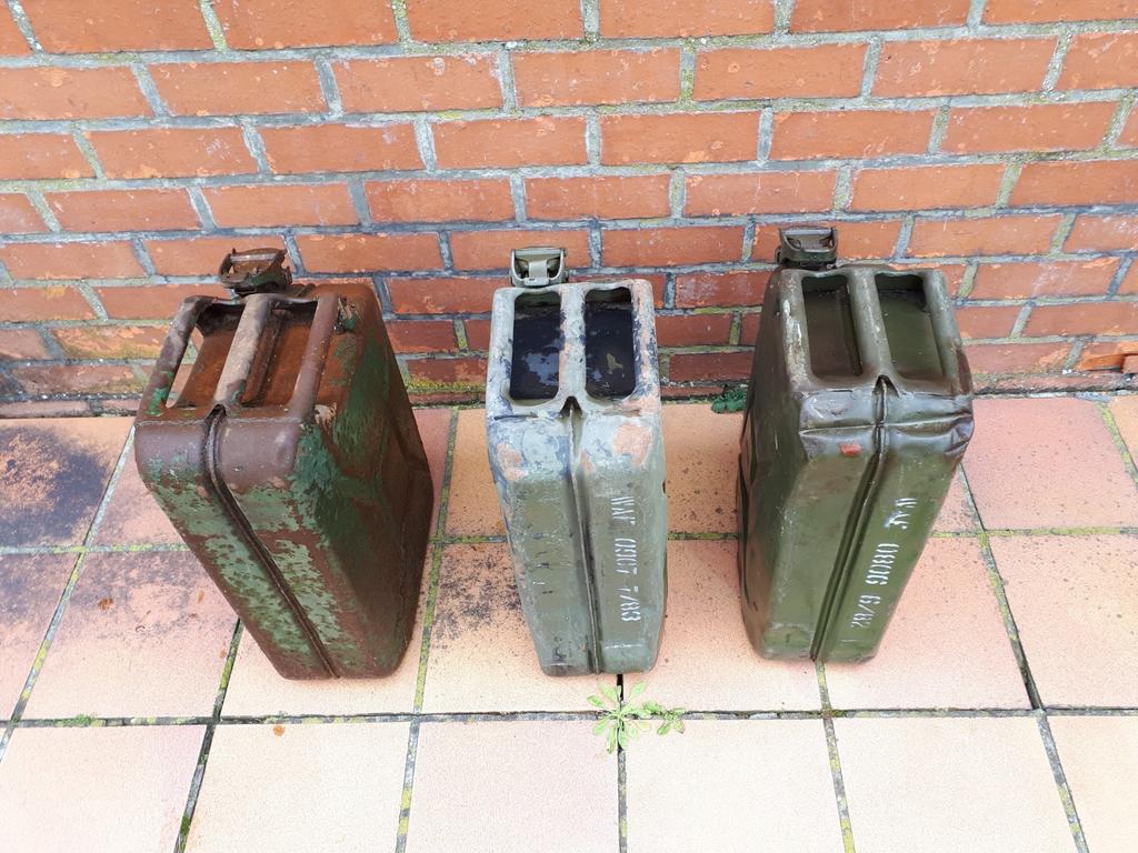 3 leger jerrycans 20 l , 1 bevat nog brandstof, Enlèvement ou Envoi, Armée de terre