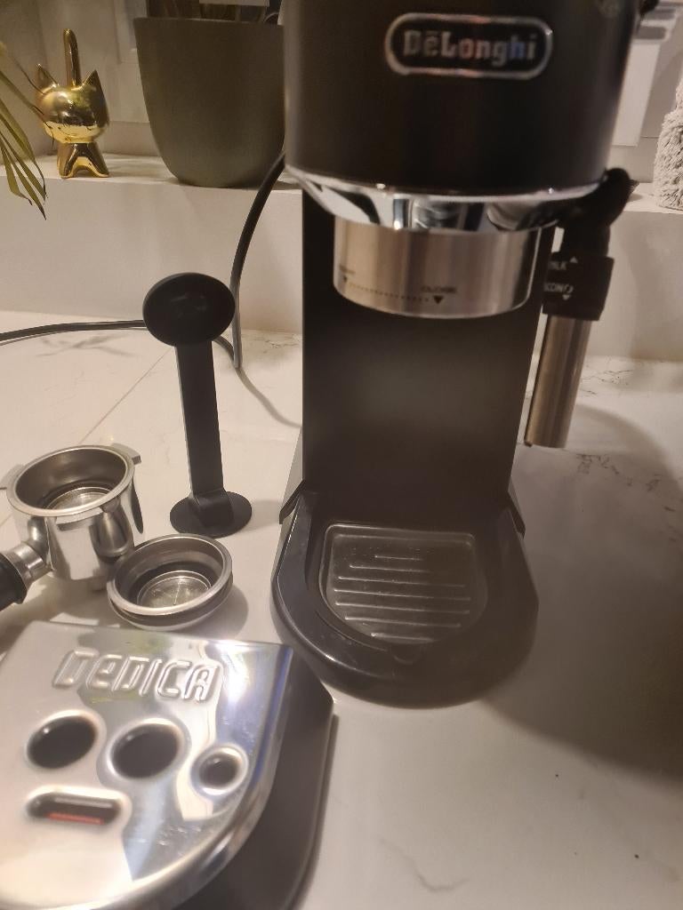 Koffiemachine Delonghi Dedica, Electroménager, Dosettes et capsules de café, Réservoir d'eau amovible, Utilisé, Enlèvement