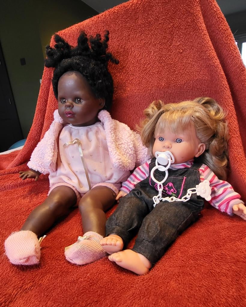 2 poppen met spullen & kledij, Kinderen en Baby's, Speelgoed | Poppen, Ophalen of Verzenden, Gebruikt, Babypop