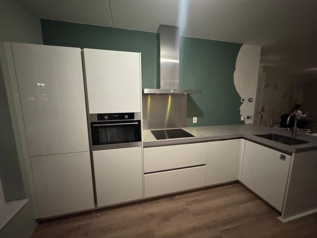 Nette Hoogglans Witte Hoekkeuken + Quooker + GEDEMONTEERD