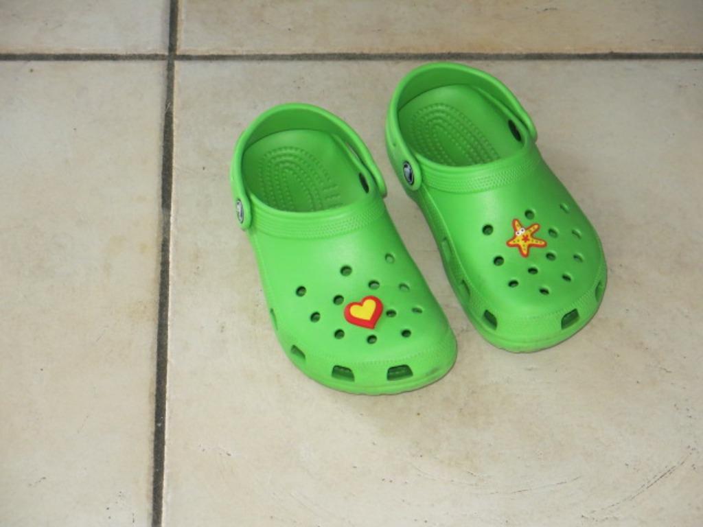Mooie groene Crocs met jibbitz, maat 34, prima staat, Enfants & Bébés, Vêtements enfant | Chaussures & Chaussettes, Garçon ou Fille