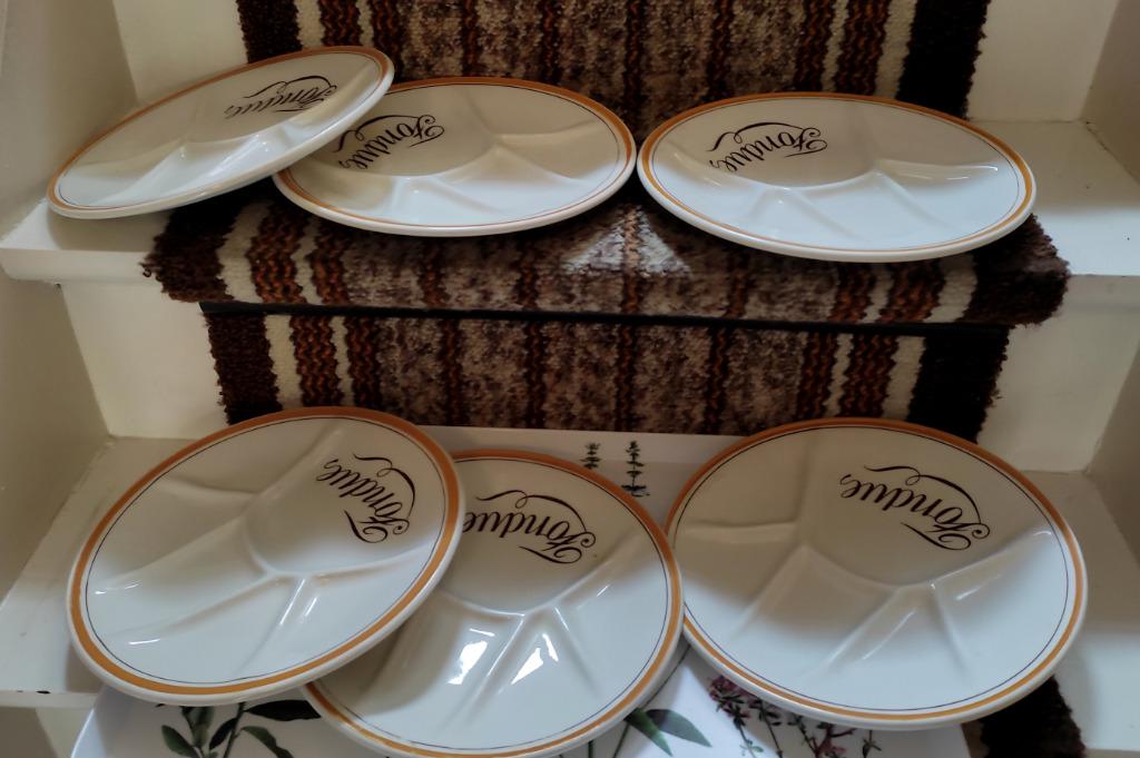 4 Assiettes à Fondue Boch Fermette, Maison & Meubles, Cuisine | Vaisselle, Utilisé, Assiettes(s), Autres styles, Céramique, Enlèvement ou Envoi
