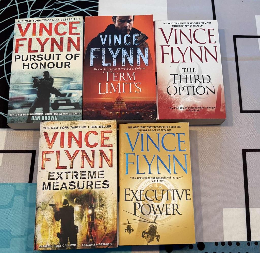 Lot de 5 livres en anglais Vince Flynn, Livres, Enlèvement ou Envoi, Fiction, Comme neuf, Vince Flynn