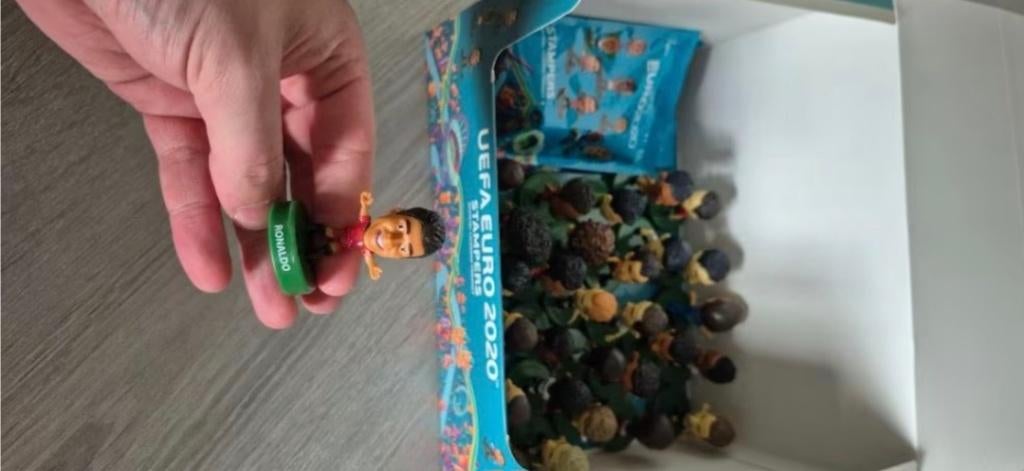 Uefa 2020 voetbal figuren. €2 voor GEHELE doos, Verzamelen, Ophalen, Zo goed als nieuw