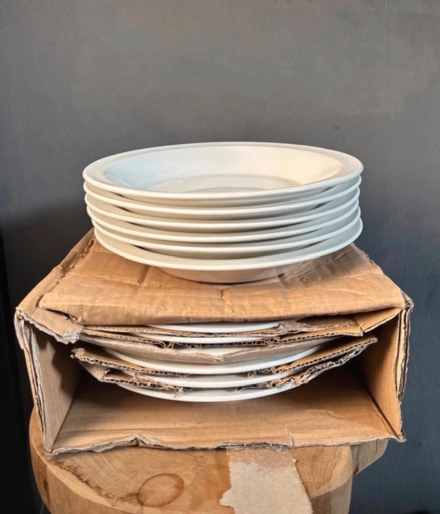 Prijs bespreekbaar! 8 diepe crèmewitte borden Yong Eon 23 cm, Huis en Inrichting, Ophalen, Zo goed als nieuw, Bord(en), Effen
