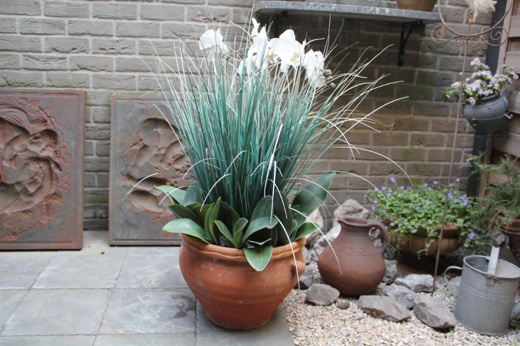 Terracotta met orchidee en kunstgras, Tuin en Terras, Bloempotten, Ophalen, 40 cm of meer, Rond, Zo goed als nieuw