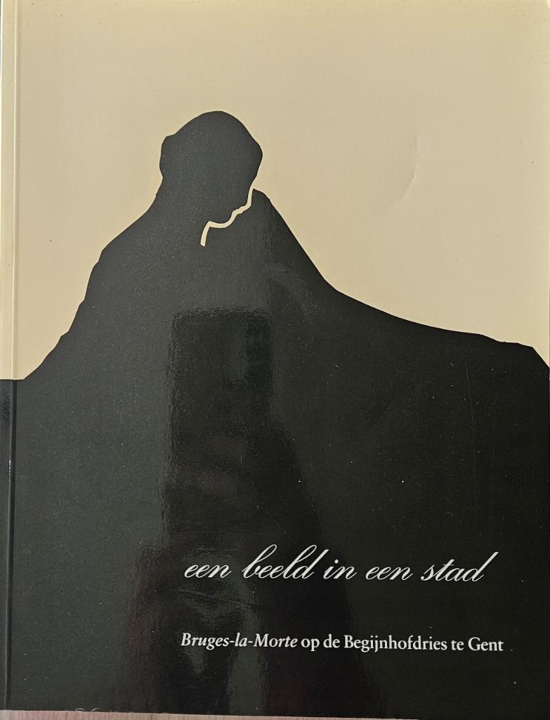 Een beeld in een stad - Bruges-la-Morte op de Begijnhofdries, Yves De Smet, Beeldhouwkunst, Ophalen of Verzenden, Zo goed als nieuw