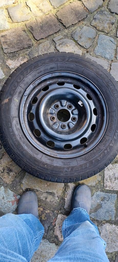 Jante 5 trous et pneu 4 saisons, Autos : Pièces & Accessoires, Pneus & Jantes, Pneus et Jantes, 4 Saisons, 16 pouces, Enlèvement