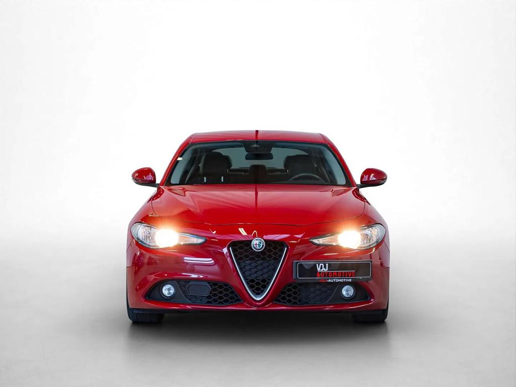 Alfa Romeo Giulia Giulia 2.0 Turbo 16V AT8 Super (bj 2016), Auto's, Automaat, 2005 kg, 4 cilinders, Bedrijf