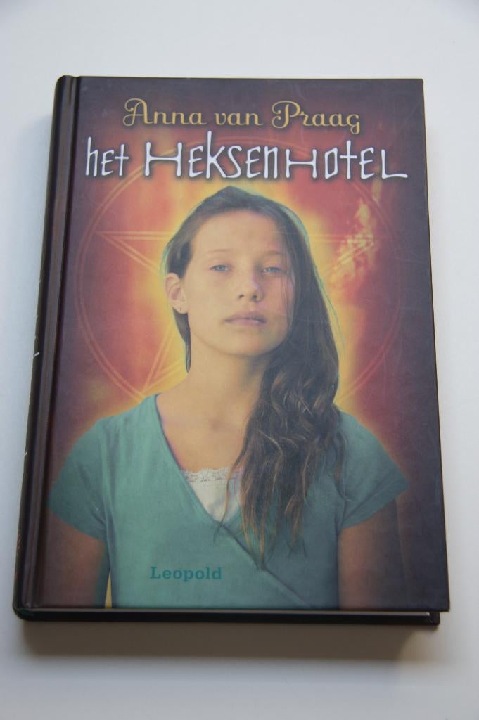 Het heksenhotel * anna van praag, Ophalen of Verzenden, Gelezen, Fictie