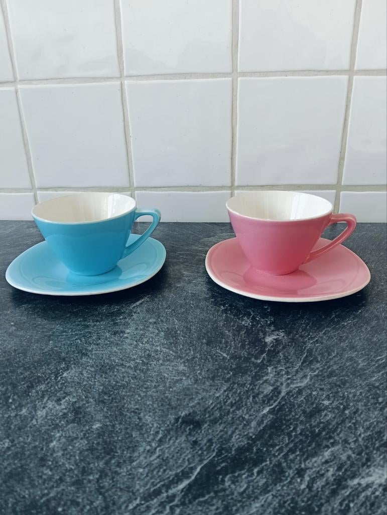 2 vintage tassen met onderbord Boch Expo '58, Ophalen of Verzenden