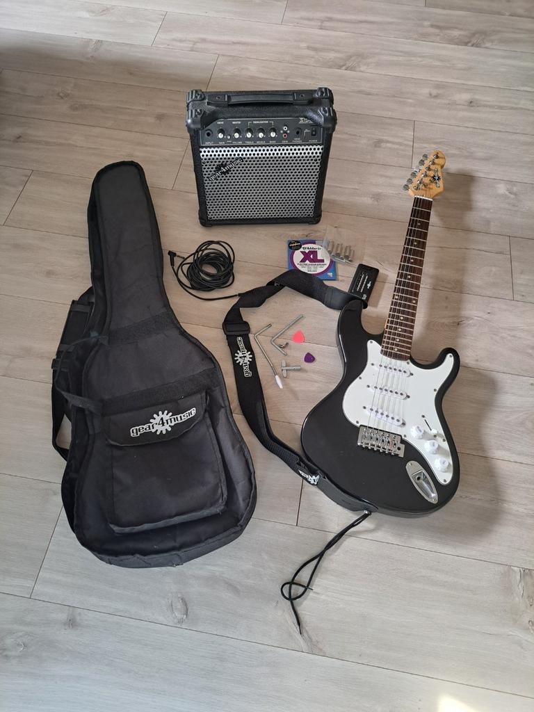 Elektrische gitaar met versterker en accessoires, Muziek en Instrumenten, Snaarinstrumenten | Gitaren | Elektrisch, Ophalen, Overige merken