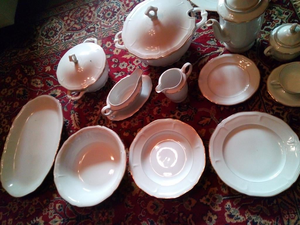 Service blanc de 72 pièces avec bordure dorée, Maison & Meubles, Cuisine | Vaisselle, Comme neuf, Service complet, Autres styles