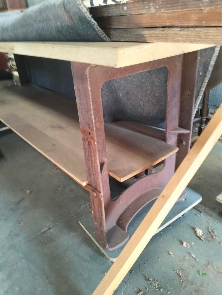 Eiken tafel op ijzeren onderstel, Enlèvement, Comme neuf